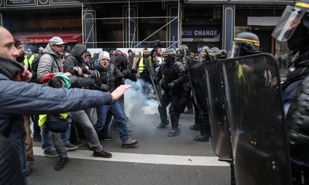 Gilets jaunes protesters take to the streets of Paris for fifth weekend