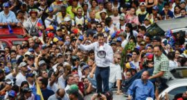 Venezuela: Thousands join rival rallies as power cuts continue